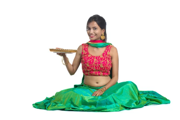 Portret Van Een Indiaas Traditioneel Meisje Met Diya Meisje Dat — Stockfoto