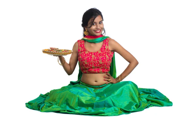 Retrato Uma Menina Tradicional Indiana Segurando Diya Menina Celebrando Diwali — Fotografia de Stock