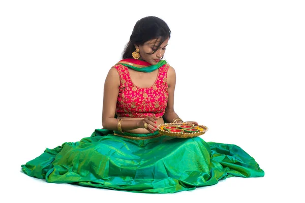 Retrato Uma Menina Tradicional Indiana Segurando Diya Menina Celebrando Diwali — Fotografia de Stock