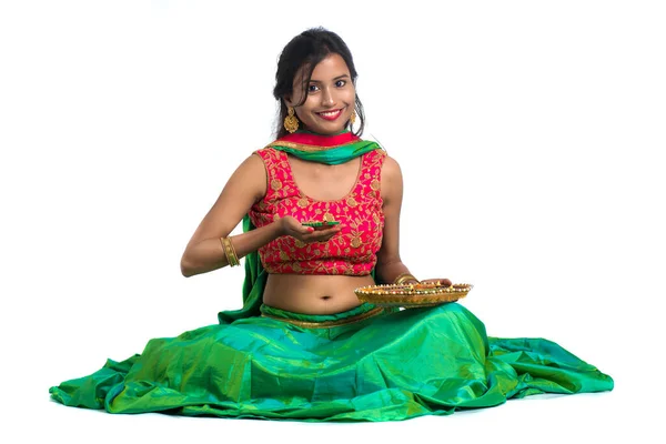 Retrato Una Chica Tradicional India Sosteniendo Diya Chica Celebrando Diwali —  Fotos de Stock