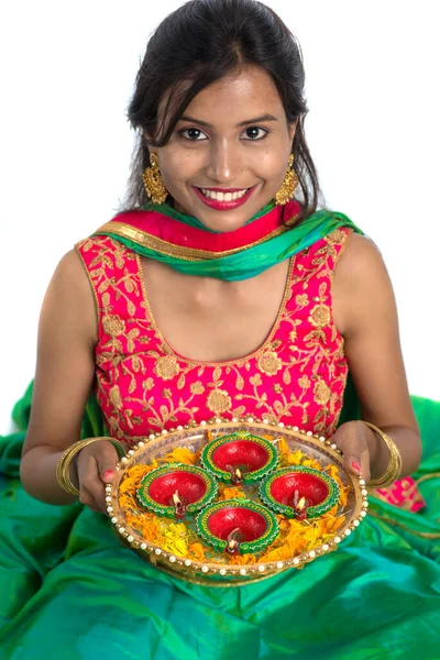 Portrait Une Fille Traditionnelle Indienne Tenant Diya Fille Célébrant Diwali — Photo