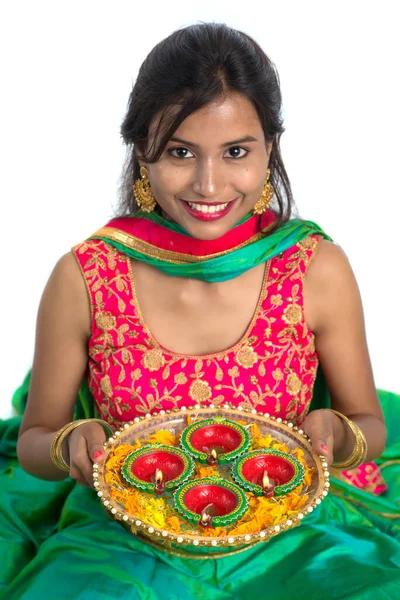 Retrato Una Chica Tradicional India Sosteniendo Diya Chica Celebrando Diwali — Foto de Stock
