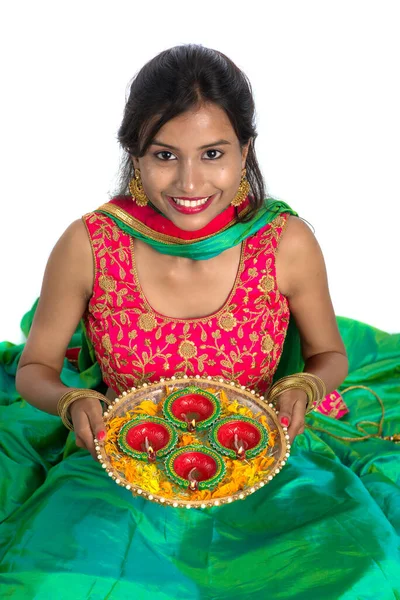 Retrato Uma Menina Tradicional Indiana Segurando Diya Menina Celebrando Diwali — Fotografia de Stock