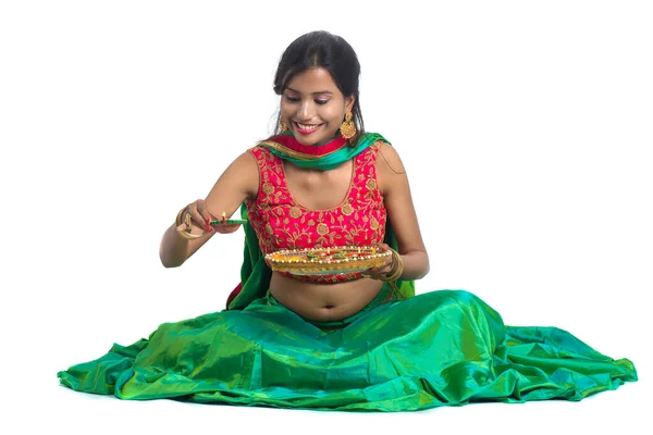 Πορτρέτο Ενός Ινδικού Παραδοσιακού Κοριτσιού Κρατώντας Diya Και Κάνοντας Rangoli — Φωτογραφία Αρχείου