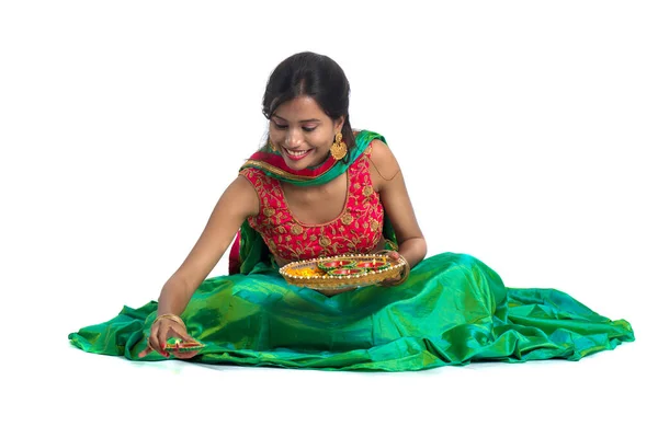 Porträt Eines Traditionellen Indischen Mädchens Das Diya Hält Und Rangoli — Stockfoto