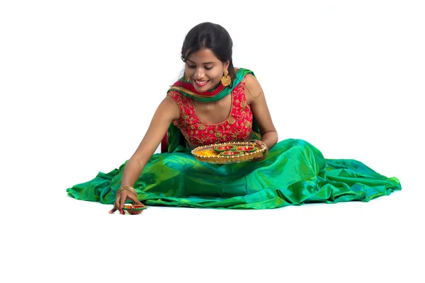 Retrato Una Chica Tradicional India Sosteniendo Diya Haciendo Rangoli Chica —  Fotos de Stock