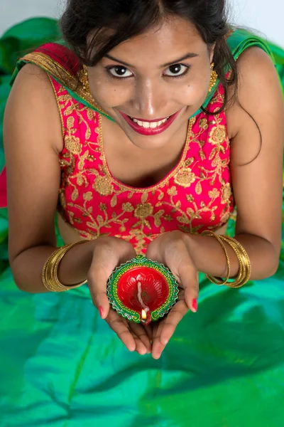 Портрет Індіанської Традиційної Дівчинки Яка Тримає Дію Діву Святкуючи Дівалі — стокове фото
