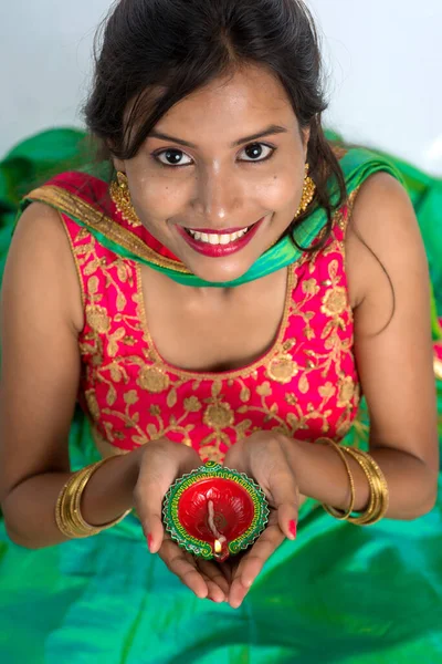 Retrato Una Chica Tradicional India Sosteniendo Diya Chica Celebrando Diwali — Foto de Stock