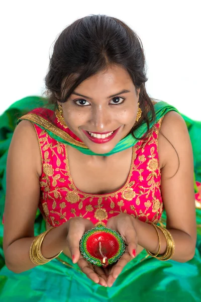 Portret Indyjskiej Tradycyjnej Dziewczyny Trzymającej Diyę Dziewczynę Świętującą Diwali Lub — Zdjęcie stockowe