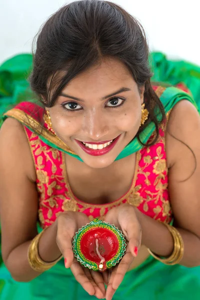 Retrato Uma Menina Tradicional Indiana Segurando Diya Menina Celebrando Diwali — Fotografia de Stock