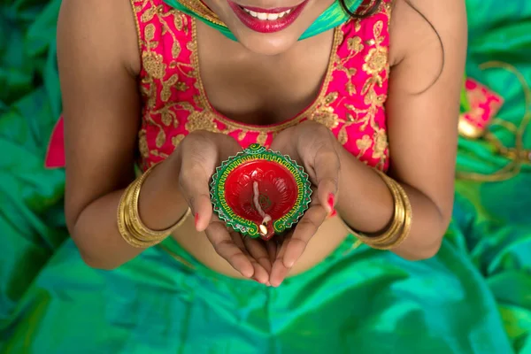 Portret Indyjskiej Tradycyjnej Dziewczyny Trzymającej Diyę Dziewczynę Świętującą Diwali Lub — Zdjęcie stockowe
