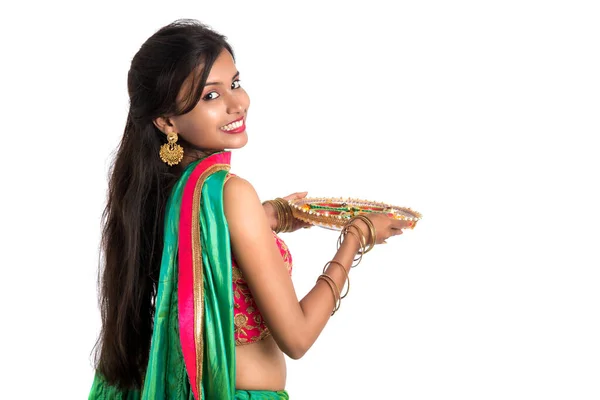 Retrato Una Chica Tradicional India Sosteniendo Diya Chica Celebrando Diwali — Foto de Stock