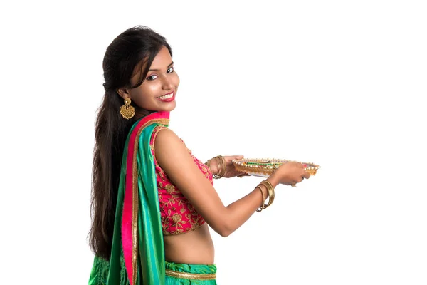 Retrato Uma Menina Tradicional Indiana Segurando Diya Menina Celebrando Diwali — Fotografia de Stock