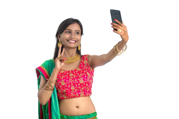 Chica India Joven Usando Teléfono Móvil Teléfono Inteligente Hablar Selfie — Foto de Stock