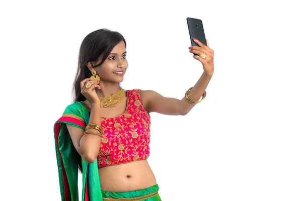 Chica India Joven Usando Teléfono Móvil Teléfono Inteligente Hablar Selfie —  Fotos de Stock