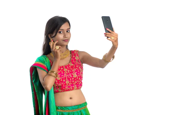 Chica India Joven Usando Teléfono Móvil Teléfono Inteligente Hablar Selfie — Foto de Stock