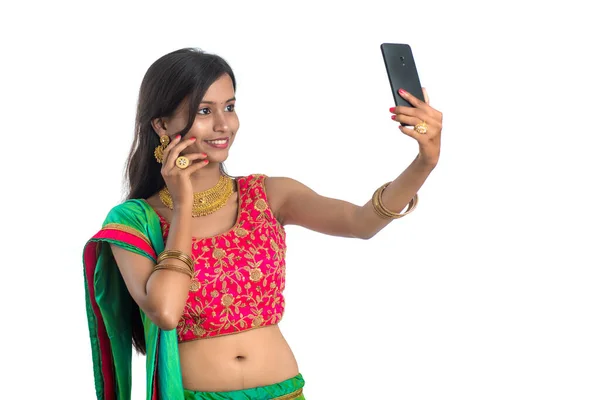 Jeune Fille Indienne Utilisant Téléphone Mobile Smartphone Parler Selfie Parler — Photo