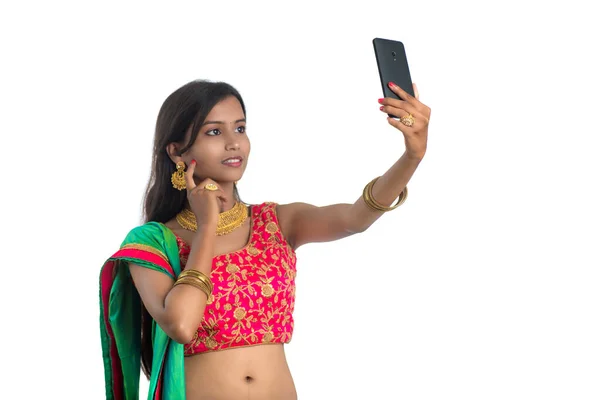 Chica India Joven Usando Teléfono Móvil Teléfono Inteligente Hablar Selfie —  Fotos de Stock