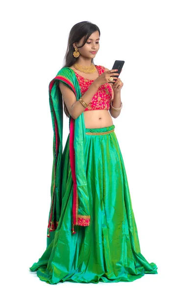 Jeune Fille Traditionnelle Indienne Utilisant Téléphone Mobile Smartphone Isolé Sur — Photo