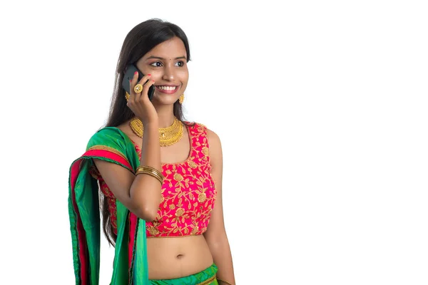 Молодая Индийская Традиционная Девушка Помощью Мобильного Телефона Смартфона Изолированы Белом — стоковое фото