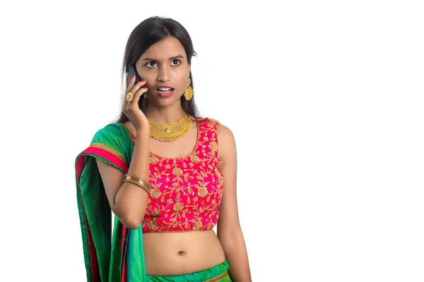 Jong Indiaas Traditioneel Meisje Met Behulp Van Een Mobiele Telefoon — Stockfoto