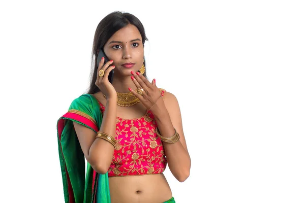 Jeune Fille Traditionnelle Indienne Utilisant Téléphone Mobile Smartphone Isolé Sur — Photo