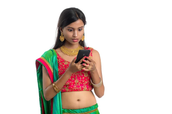 Jeune Fille Traditionnelle Indienne Utilisant Téléphone Mobile Smartphone Isolé Sur — Photo