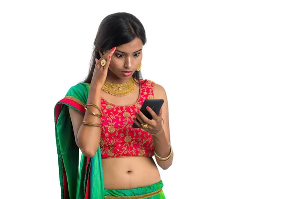 Joven Chica Tradicional India Usando Teléfono Móvil Teléfono Inteligente Aislado — Foto de Stock