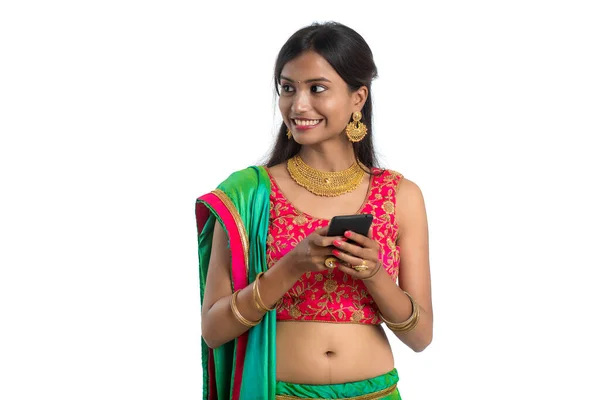 Fiatal Indiai Hagyományos Lány Használ Mobiltelefon Vagy Okostelefon Elszigetelt Fehér — Stock Fotó