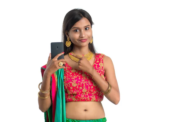 使用白色背景隔离的手机或智能手机的印度传统少女 — 图库照片