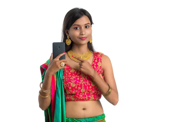 Індійська Дівчинка Яка Користується Мобільним Телефоном Або Смартфоном Ізольована Білому — стокове фото