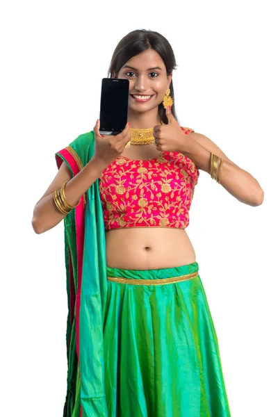 Joven Chica Tradicional India Usando Teléfono Móvil Teléfono Inteligente Mostrando —  Fotos de Stock