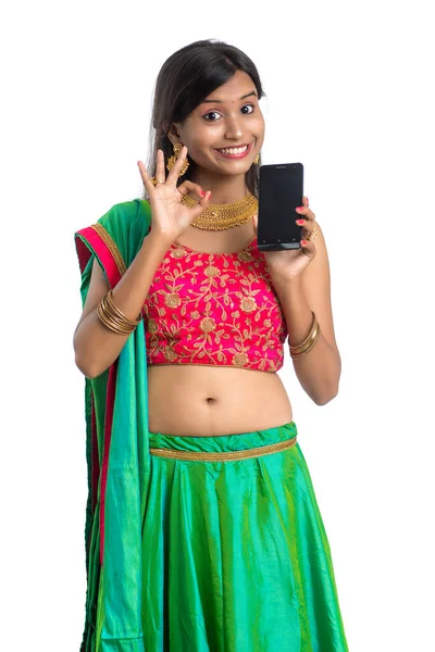 Νεαρό Ινδικό Παραδοσιακό Κορίτσι Χρησιμοποιώντας Ένα Κινητό Τηλέφωνο Smartphone Και — Φωτογραφία Αρχείου