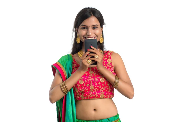 Joven Chica Tradicional India Usando Teléfono Móvil Teléfono Inteligente Aislado —  Fotos de Stock