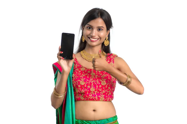 Menina Tradicional Indiana Jovem Usando Telefone Celular Smartphone Mostrando Telefone — Fotografia de Stock