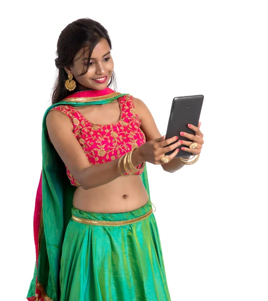 핸드폰이나 스마트폰을 사용하는 인도의 전통적 배경에 고립되어 — 스톡 사진