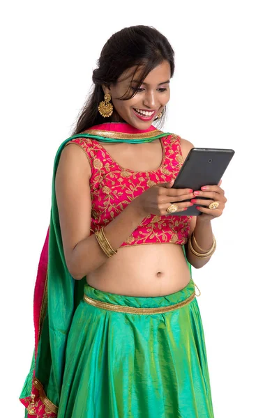 白い背景に隔離された携帯電話やスマートフォンを使用して若いインドの伝統的な女の子 — ストック写真