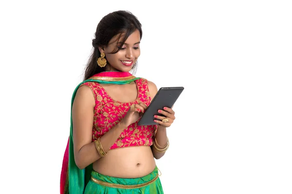 Ung Indisk Traditionell Flicka Med Hjälp Mobiltelefon Eller Smartphone Isolerad — Stockfoto