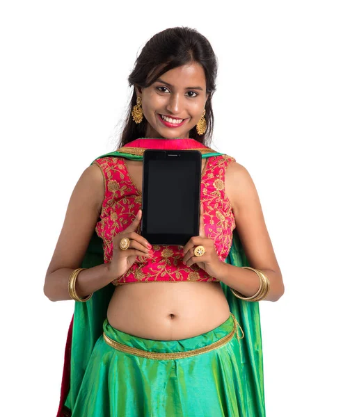 Joven Chica Tradicional India Usando Teléfono Móvil Teléfono Inteligente Mostrando — Foto de Stock