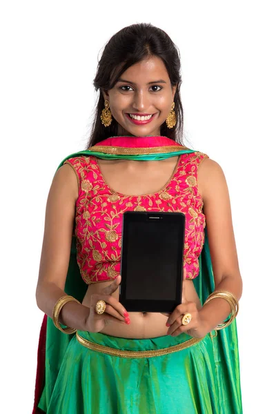 Young Indian Traditional Girl Using Mobile Phone Smartphone Showing Blank — Stock Photo, Image
