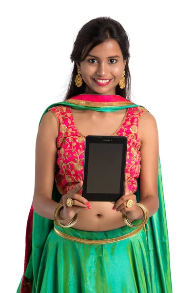 Young Indian Traditional Girl Using Mobile Phone Smartphone Showing Blank — Stock Photo, Image