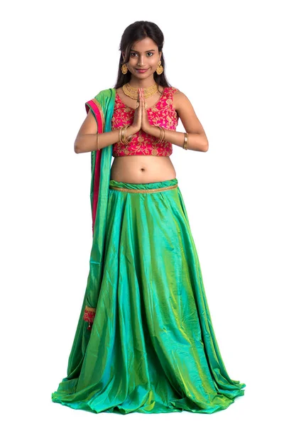 Gyönyörű Indiai Lány Üdvözlő Kifejezés Meghívó Üdvözlő Namaste — Stock Fotó