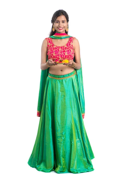 Schönes Indisches Junges Mädchen Mit Pooja Thali Oder Anbetung Auf — Stockfoto