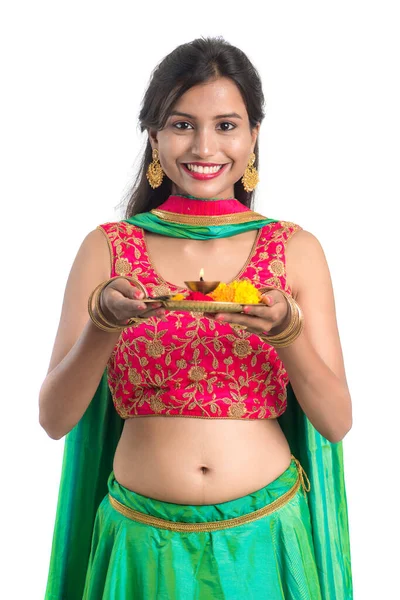 Menina Indiana Bonita Segurando Pooja Thali Realizando Adoração Fundo Branco — Fotografia de Stock