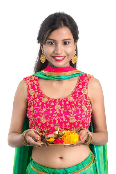 Menina Indiana Bonita Segurando Pooja Thali Realizando Adoração Fundo Branco — Fotografia de Stock