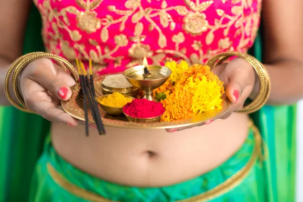 Frumos Indian Tanara Fata Holding Pooja Thali Sau Efectuarea Închinare — Fotografie, imagine de stoc