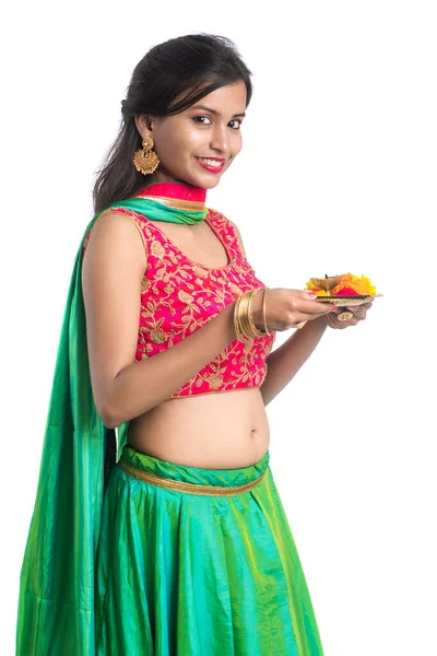 Όμορφη Ινδική Νεαρή Κοπέλα Κρατώντας Pooja Thali Την Εκτέλεση Λατρεία — Φωτογραφία Αρχείου