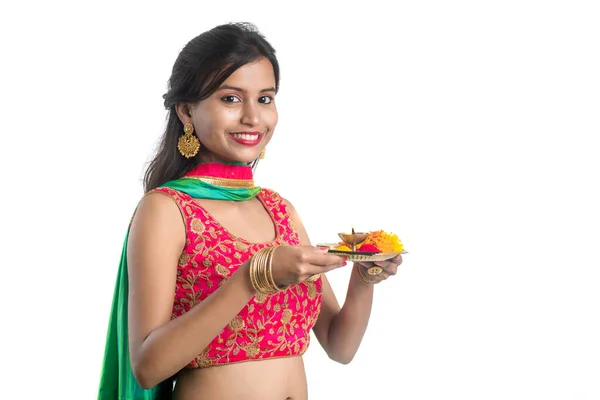 Bella Ragazza Indiana Che Tiene Pooja Thali Esegue Culto Uno — Foto Stock