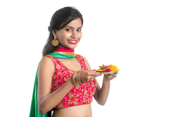 Menina Indiana Bonita Segurando Pooja Thali Realizando Adoração Fundo Branco — Fotografia de Stock