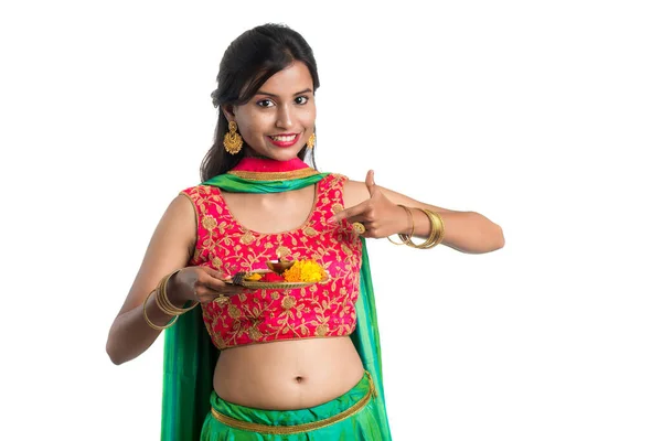 Belle Jeune Fille Indienne Tenant Pooja Thali Accomplissant Culte Sur — Photo